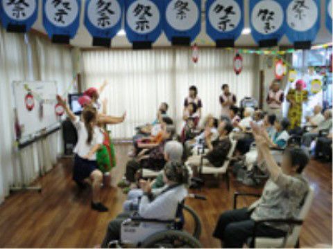 集まってレクリエーションを楽しむ高齢者
