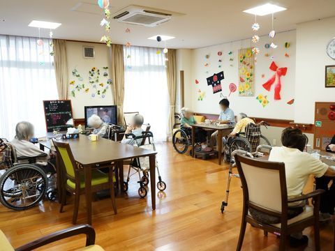 テーブルと椅子が並べられ、壁には、丸時計が掛けられ、その下に絵が飾られている。また、壁や天井には、手作りのレイアウトが施されている。