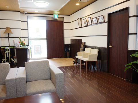 ソファーとテーブルが設置された共有スペース