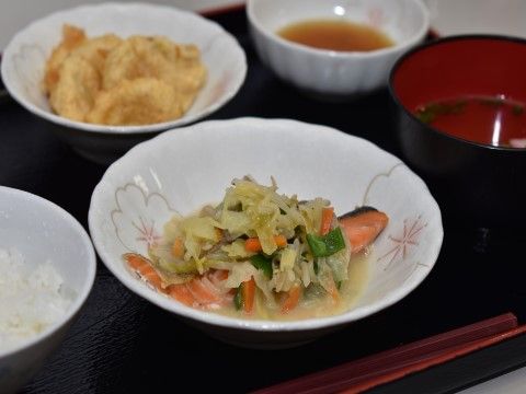 毎日3回の食事タイム。入居者の方の誰もが楽しみな時間です。毎回バランスを考えて作られる食事は見た目も工夫されています。