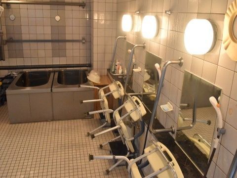 「ハーヴェスト姪浜 いこい館」入居者様と看護士。入居者様とスタッフの仲の良さが当施設の大きな特徴の1つです。