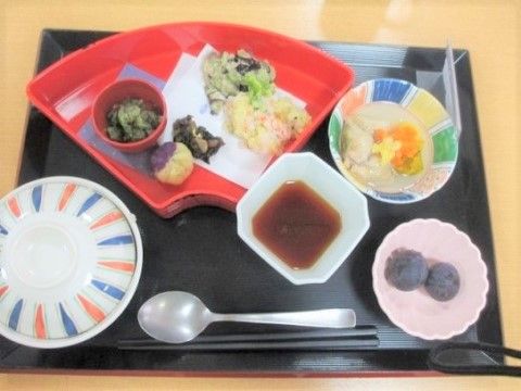 エイジ・ガーデン渚の食堂。栄養バランスの整った美味しいお食事を毎日出来たてでご提供しております。