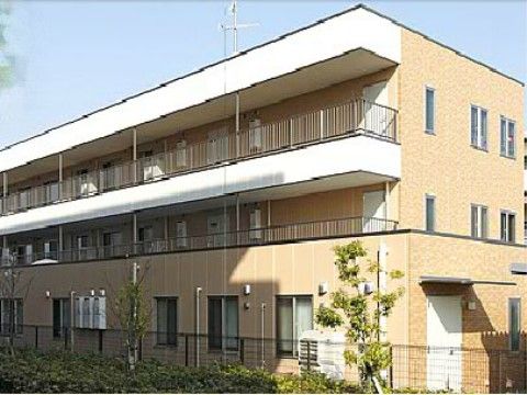 エイジ・ガーデン渚の外観。茶色の外壁があたたかな雰囲気を醸しているおしゃれな建物です。