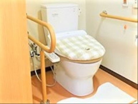 エイジ・ガーデン渚のトイレ。居室内に設けられた個人専用のトイレ。ナースコールのついた安心の環境です。