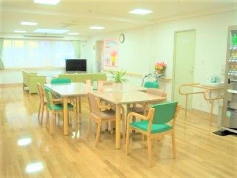 エイジ・ガーデン渚のダイニング。日々多くの入居者様で大いに賑わう、楽しいお食事風景となっております。