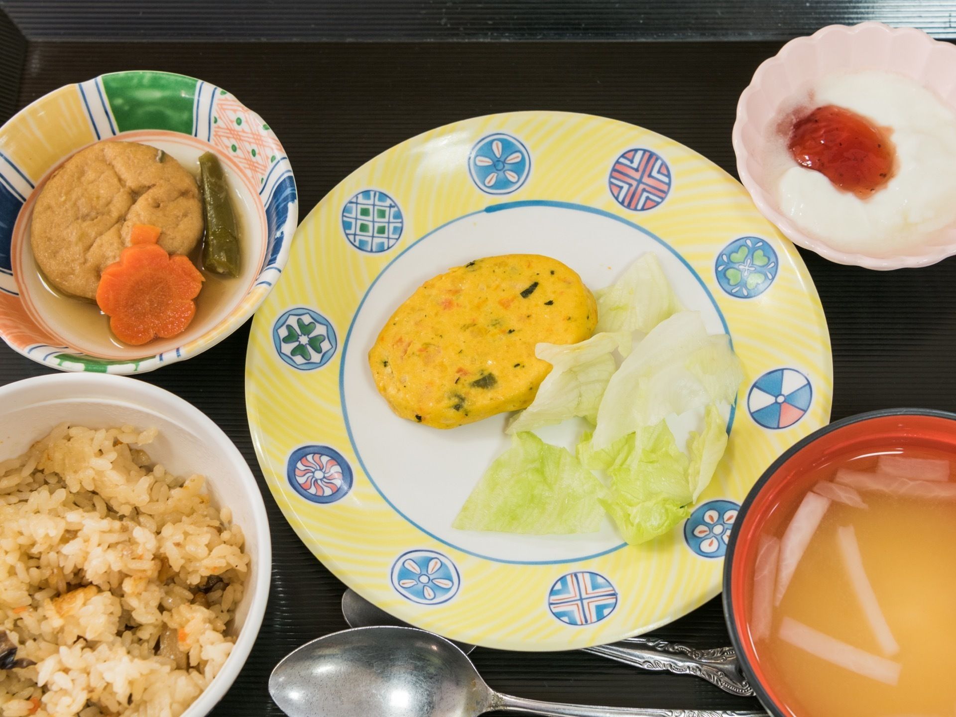卵料理をメインとした煮物や炊き込みご飯、ヨーグルトなどの献立になっている。栄養のバランスが考えられており、大勢で楽しむことができる。