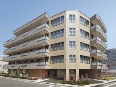 「ニチイホーム住吉」の外観。５階建の施設。