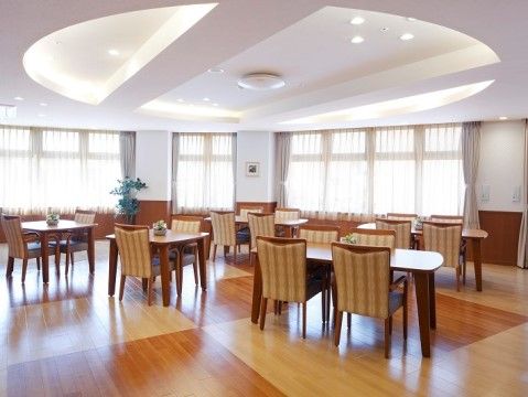 「ニチイホーム住吉」のリビング＆ダイニング。明るい自然光が差し込む食堂。