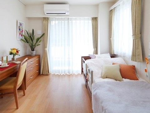 「ニチイホーム住吉」の居室。ナースコールを完備している。