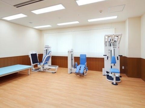 「ニチイホーム住吉」の機能訓練室。トレーニングマシンを完備している。