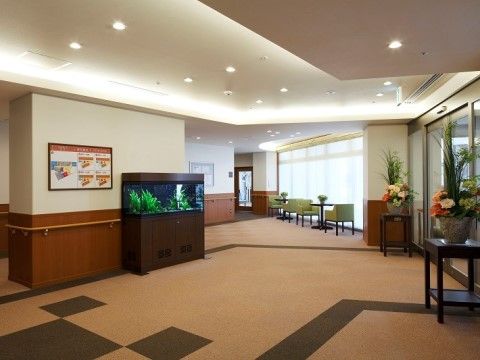 「ニチイホーム住吉」のエントランスホール。広々とした開放感のあるスペース。