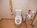 白を基調とした清潔感のあるトイレは、温水洗浄便座と手すりが備えつけられている。広いので車椅子をご利用の方でもゆったりと使用できる。