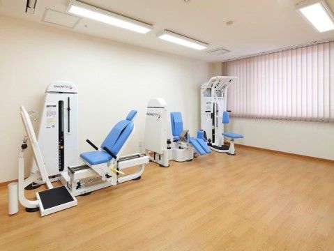 「ニチイホーム目白」の機能訓練室。トレーニングマシンを完備している。