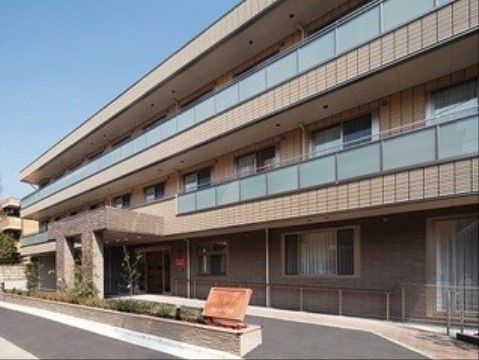 「ニチイホーム池袋」の外観。バリアフリー構造の施設。