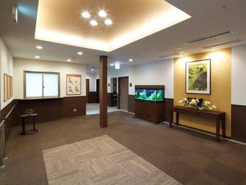 「ニチイホーム池袋」のエントランスホール。高級感のある玄関口。