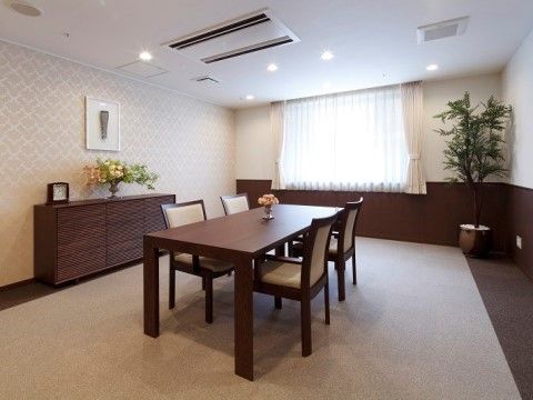 「ニチイホーム池袋」の応接室兼ファミリールーム。用途に合わせて利用できる、多目的スペース。