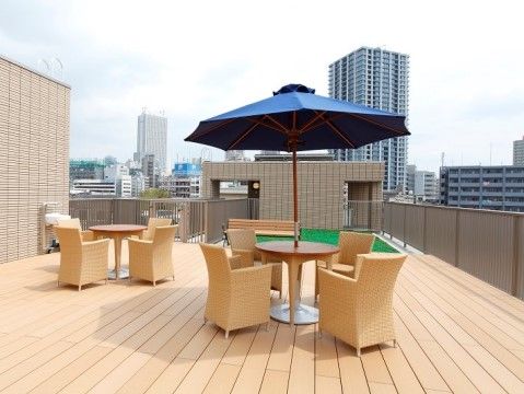 「ニチイホーム池袋」のルーフデッキ。見晴らしの良い、屋外スペース。
