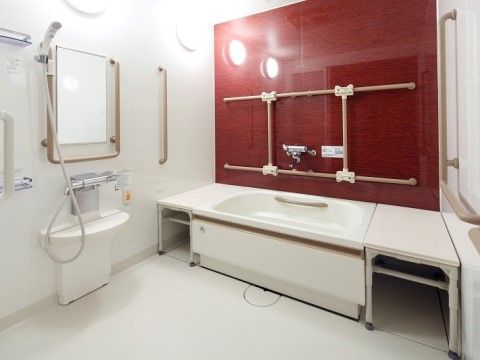 「ニチイホーム池袋」の個人浴室。浴槽周りに手すりを設けている。