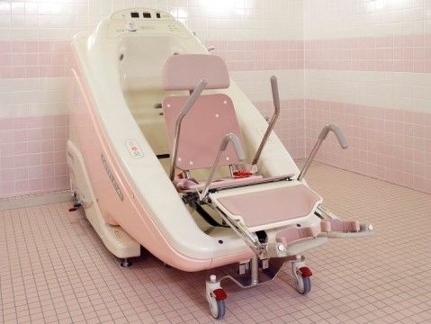 「ニチイホーム池袋」の特別浴室。入浴介助用の設備を整えている。