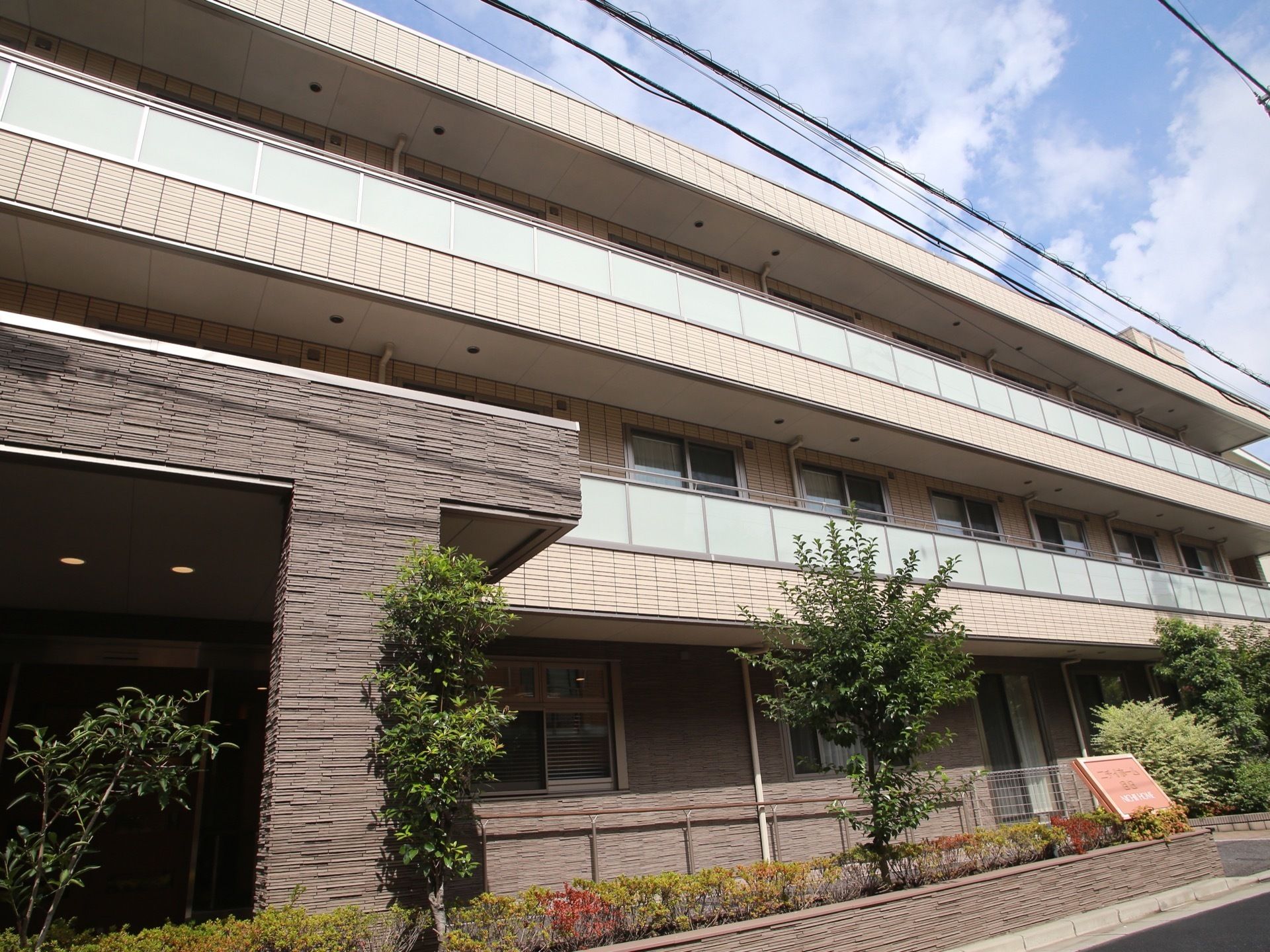 施設の建物は３階建てである。敷地は花壇で囲まれており、緑が豊富である。２階以上の部屋にはゆったりしたバルコニーがあるのが見える。