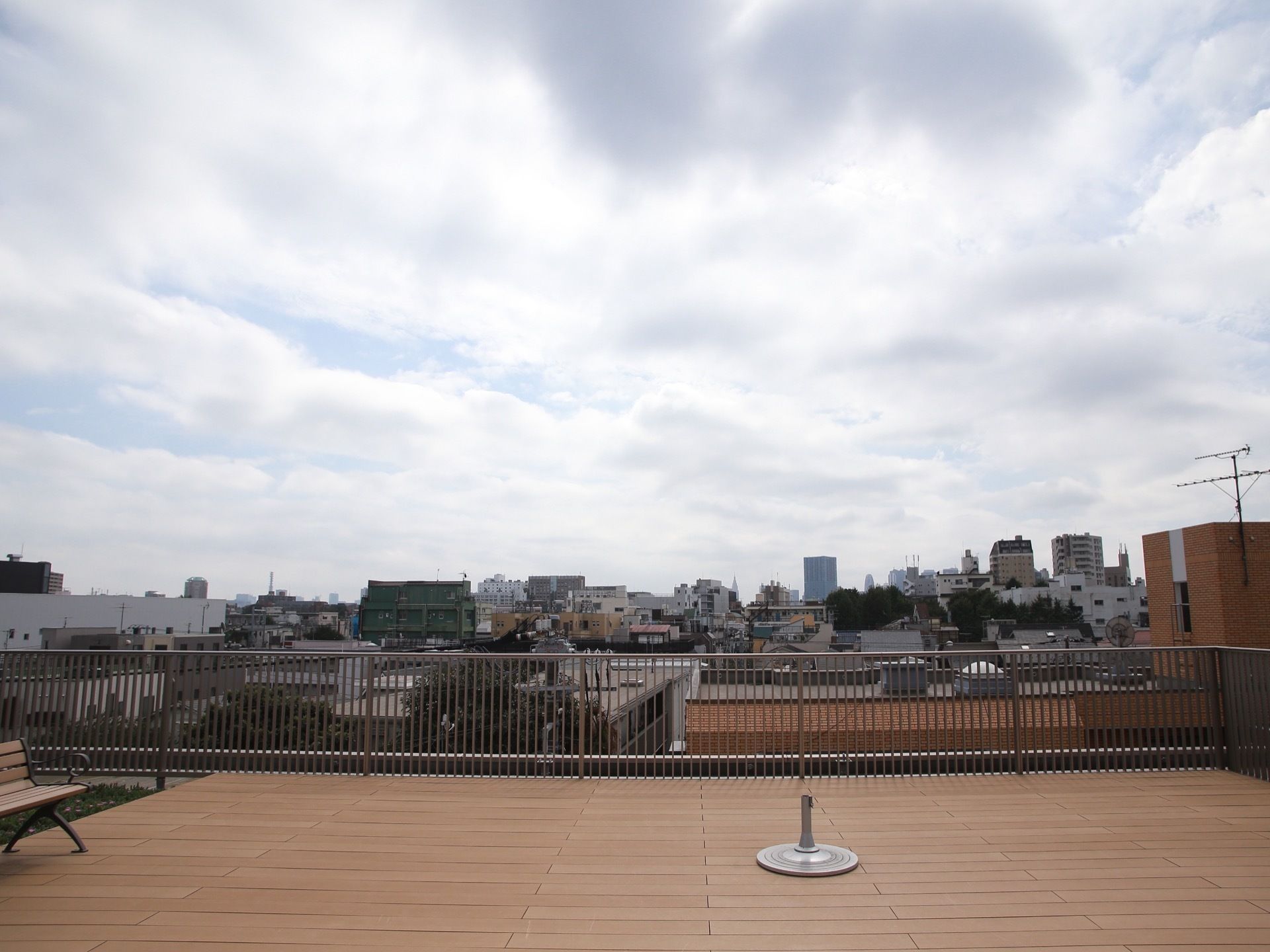 屋上のルーフデッキにはベンチが置かれており、快適に過ごすことができる。周辺には高い建物が少なく、遠くまでが見晴らせる。