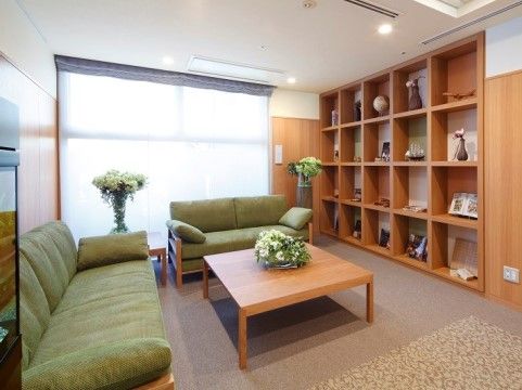 「ニチイホーム西葛西」のエントランスホール。ソファでくつろげるスペースがある。