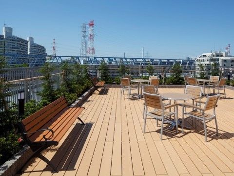 「ニチイホーム西葛西」のルーフデッキ。テーブルセットを配置した、屋外の共用スペース。