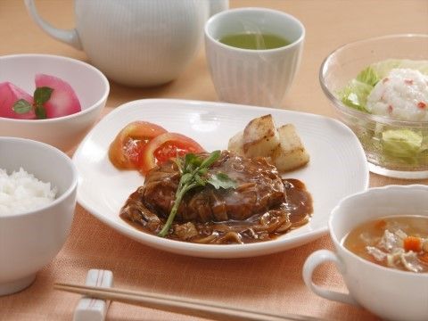 「ニチイホーム西葛西」のお食事(日替わり)。厨房で手作りしているお食事。