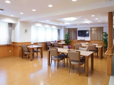 「ニチイホーム西葛西」のリビング＆ダイニング。広々とした開放的なスペース。