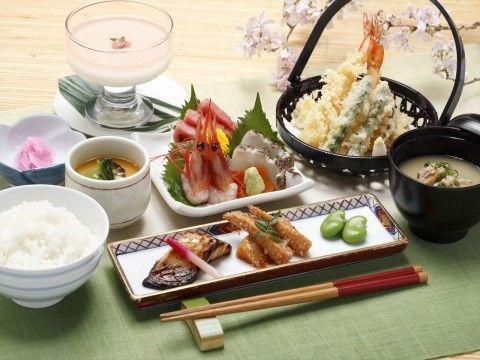「ニチイホーム西葛西」のお食事(お楽しみメニュー)。イベントに合わせた特別メニューも提供している。