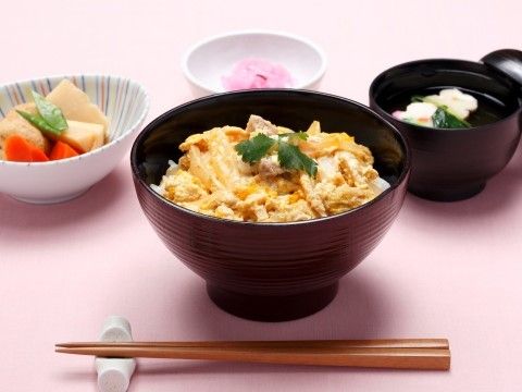 ある日のお食事は親子丼に野菜の煮物、お吸い物、お漬物である。彩りが美しく、健康的でボリュームのあるメニューとなっている。