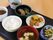 ご飯とお吸い物に２つの小鉢と２つのお皿に盛られたおかずのメニューの食事である。それにお茶を添えている。