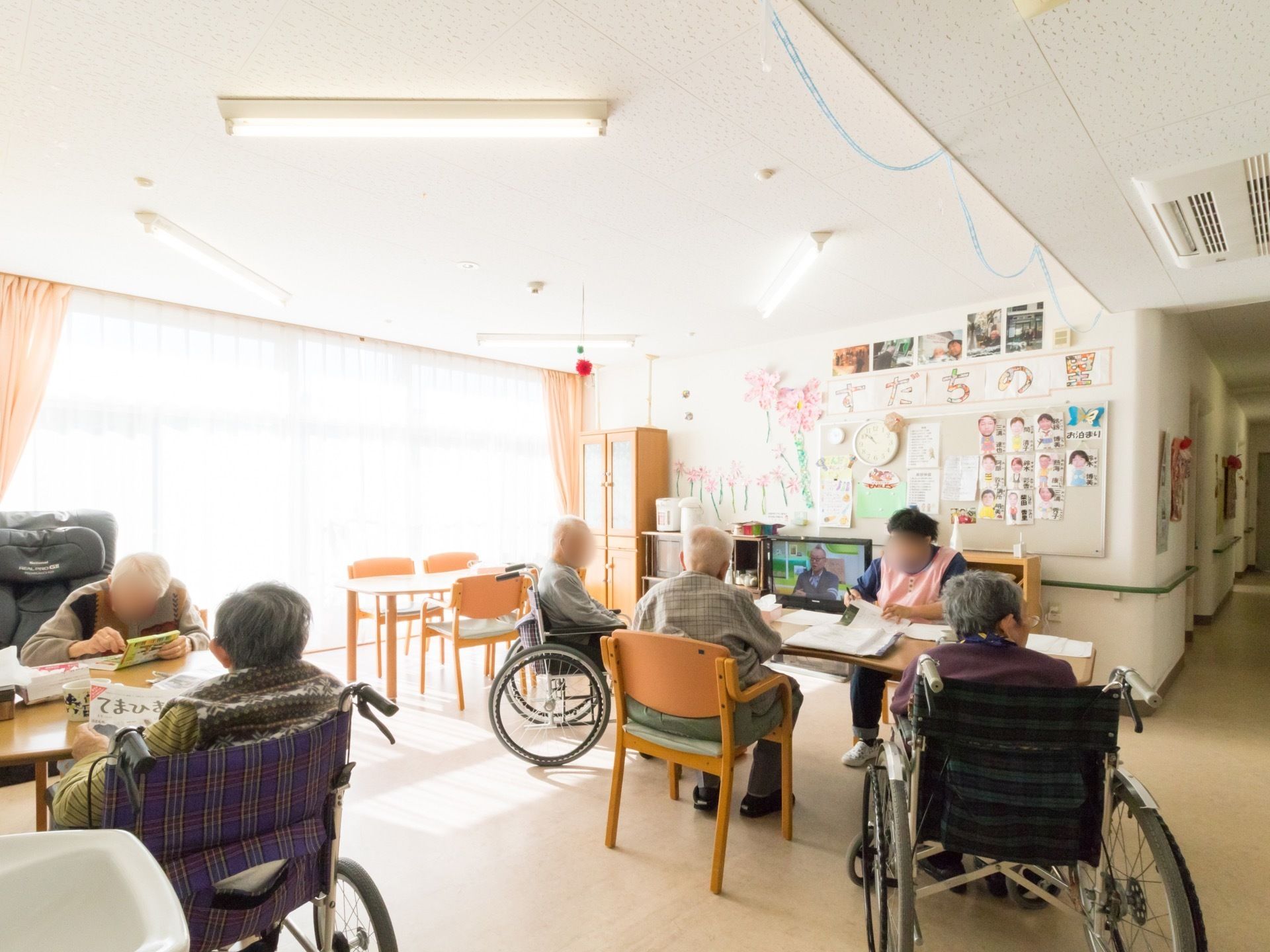 横一面に、ガラス張りが広がっている。テーブルと椅子を間隔を置いて並べ、壁際には、テレビを置いている。