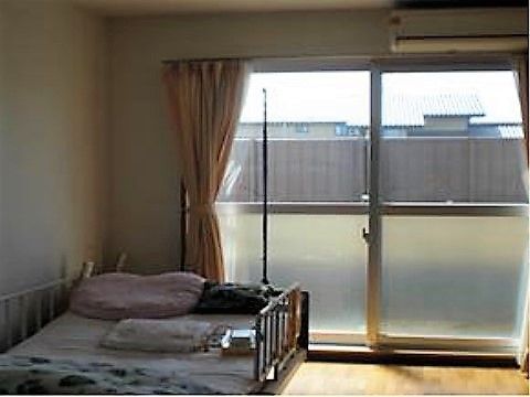 大き目のベッドが設置されており、日当たりの良い居室
