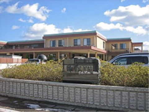 クリーム色と茶色を基調としており、モダンなデザインが特徴的な建物