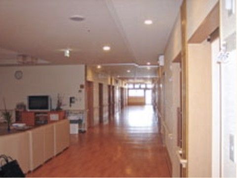 廊下は幅が広く、左右にそれぞれ手すりを取り付けている。安全面に配慮しているので、快適に移動していただける。