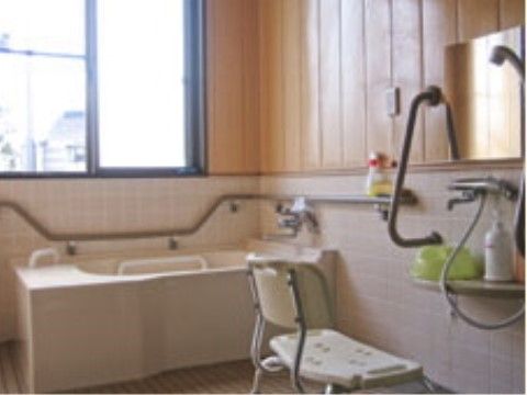 浴室は大きな窓から光が差し込み、明るい空間となっている。手すりを使って、立ち上がりや移動を安全に行っていただける。