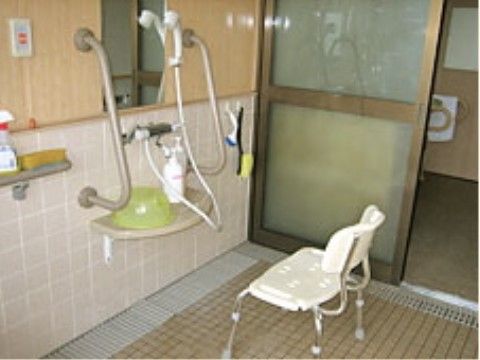 浴室のシャワー設備の横には、手すりを２つ設けている。椅子に座るときや立ち上がるときに、安心して動作ができる。