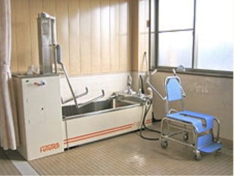 介護浴槽がある浴室は、窓が大きく広々としている。壁面にある木のアクセントが、温かみのある空間を演出している。