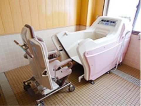 介護が必要な入居者様も安心して入浴していただける浴槽である。快適にご利用いただけるので、癒しの時間を過ごせる。
