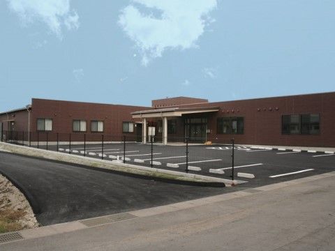 十台以上が駐車できる駐車場が隣接している平屋建ての建物