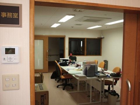 事務所では、スタッフが24時間体制で入居者様の安全な暮らしを見守り、ご相談やお悩み事を受け付けている。