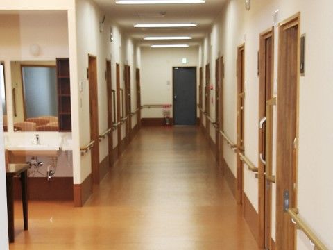 居室前の廊下は幅を広く確保しており、車椅子をご利用の方同士のすれ違いも問題なく行える。手すりも両側の壁に連続して配置されている。