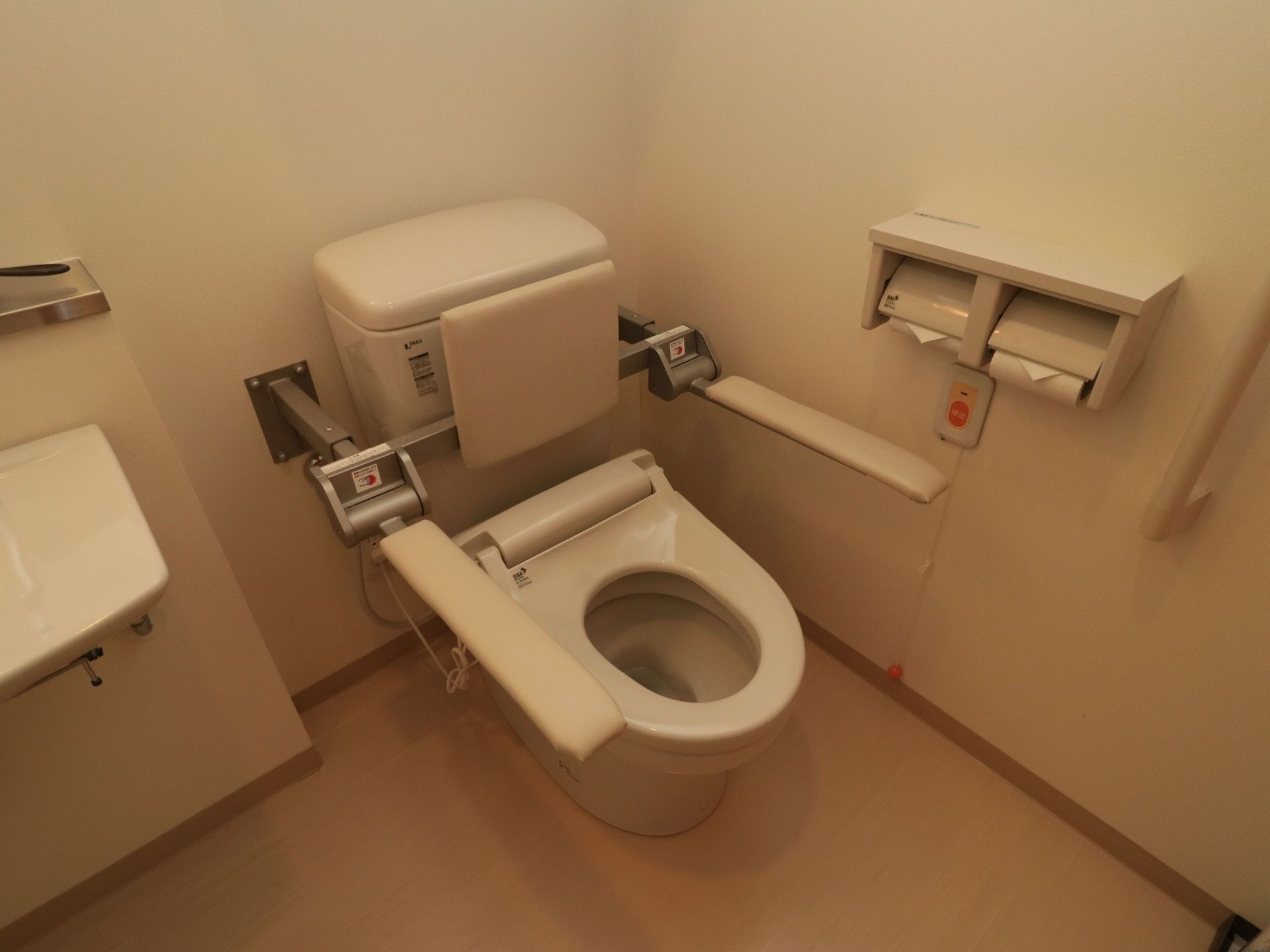 トイレには、背もたれの他に、便座の両脇に幅が広いひじ掛けがついている。ナースコールボタンもついている。