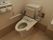 トイレは、暖房洗浄機能つき便座になっている。両脇にはひじ掛けがついている。ナースコールボタンがある。