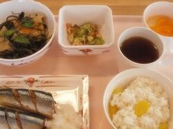 栗ごはんと魚の煮つけ、ひじきの煮とデザートの付いたメニュー
