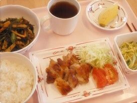 バナナのデザートが付いた、チキンとひじきの煮とサラダのセット