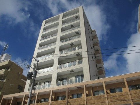 建物はやや高層で、白を基調とした作りである。バルコニーの手すり部分は透明の板になっており、開放感がある。