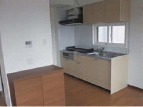 室内は広々とした作りで、床はフラットなフローリングである。一角に設けたキッチンには窓や吊戸棚を設置している。