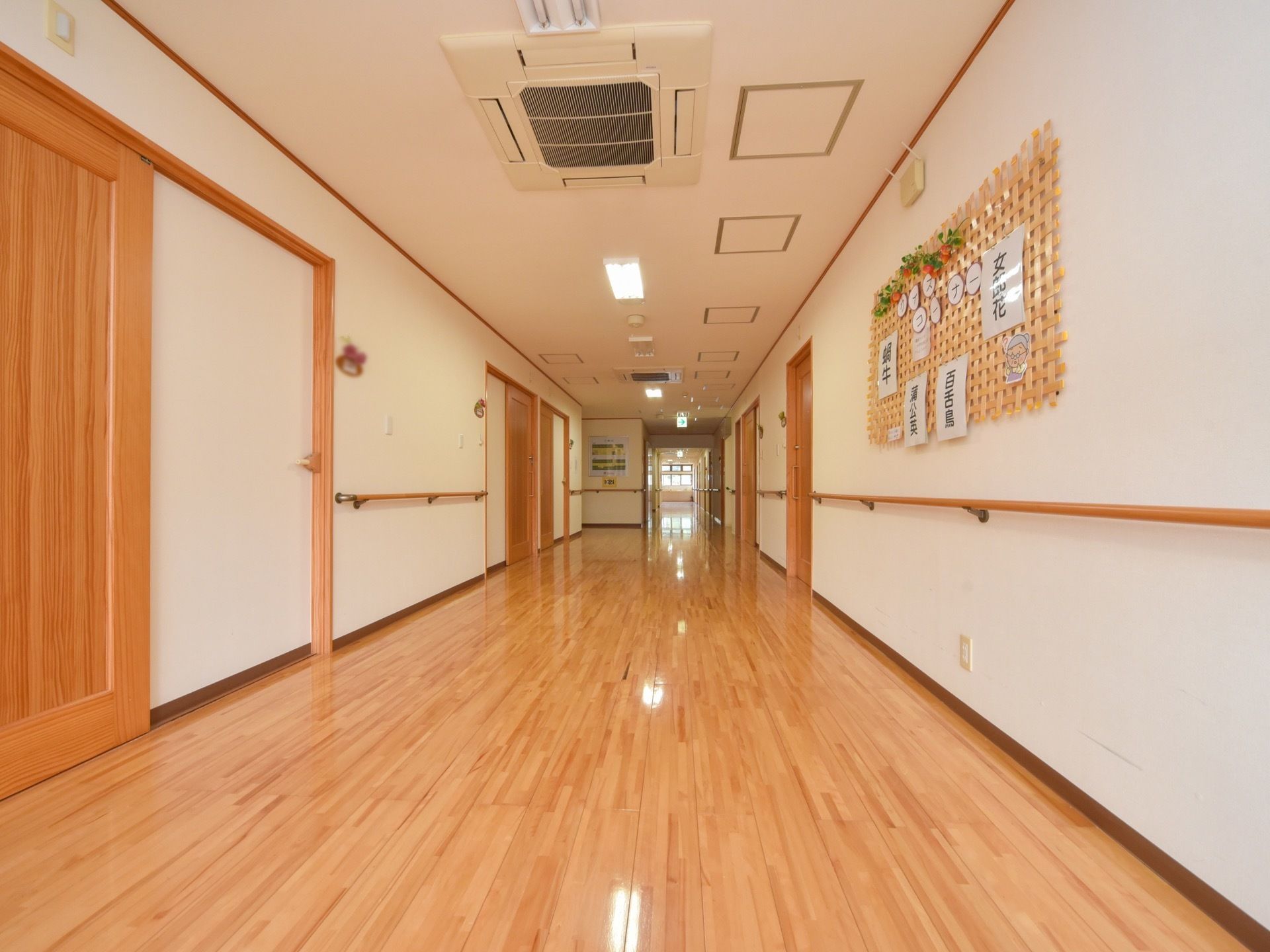 施設内の廊下は、フローリングで、とても広い。清潔の磨き上げられている。天井にはエアコンが設置されている。
